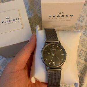 Brand new!!!! Skagen Denmark Titanium Watch
17OLLTM.